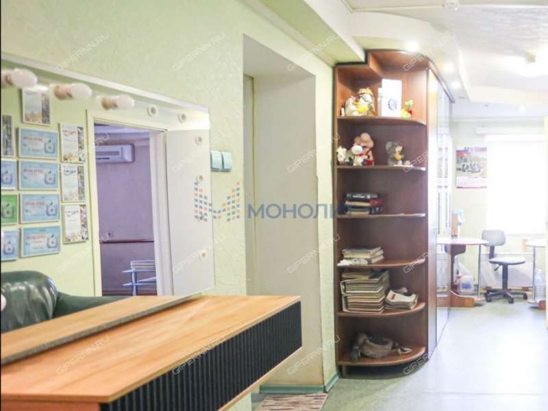 здание под склад, недвижимость под автобизнес на улице Вали Котика