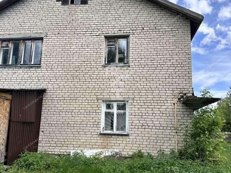 здание под торговую площадь на Школьной улице село Смольки