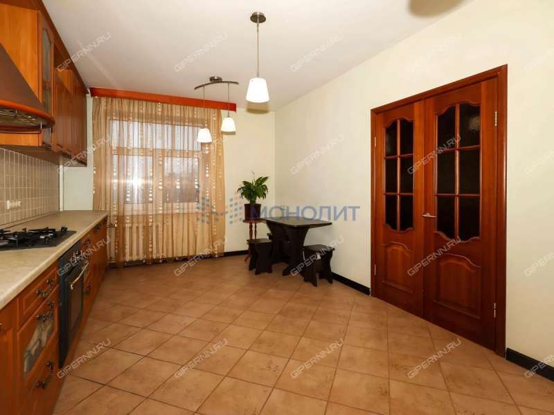 трёхкомнатная квартира на Большей Печёрской улице дом 32