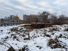 Огромный провал появился возле стройплощадки канатной дороги через Оку