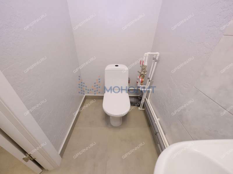 помещение под офис, торговую площадь на улице Владимира Лузянина