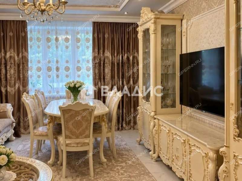 трёхкомнатная квартира на улице Движенцев дом 1